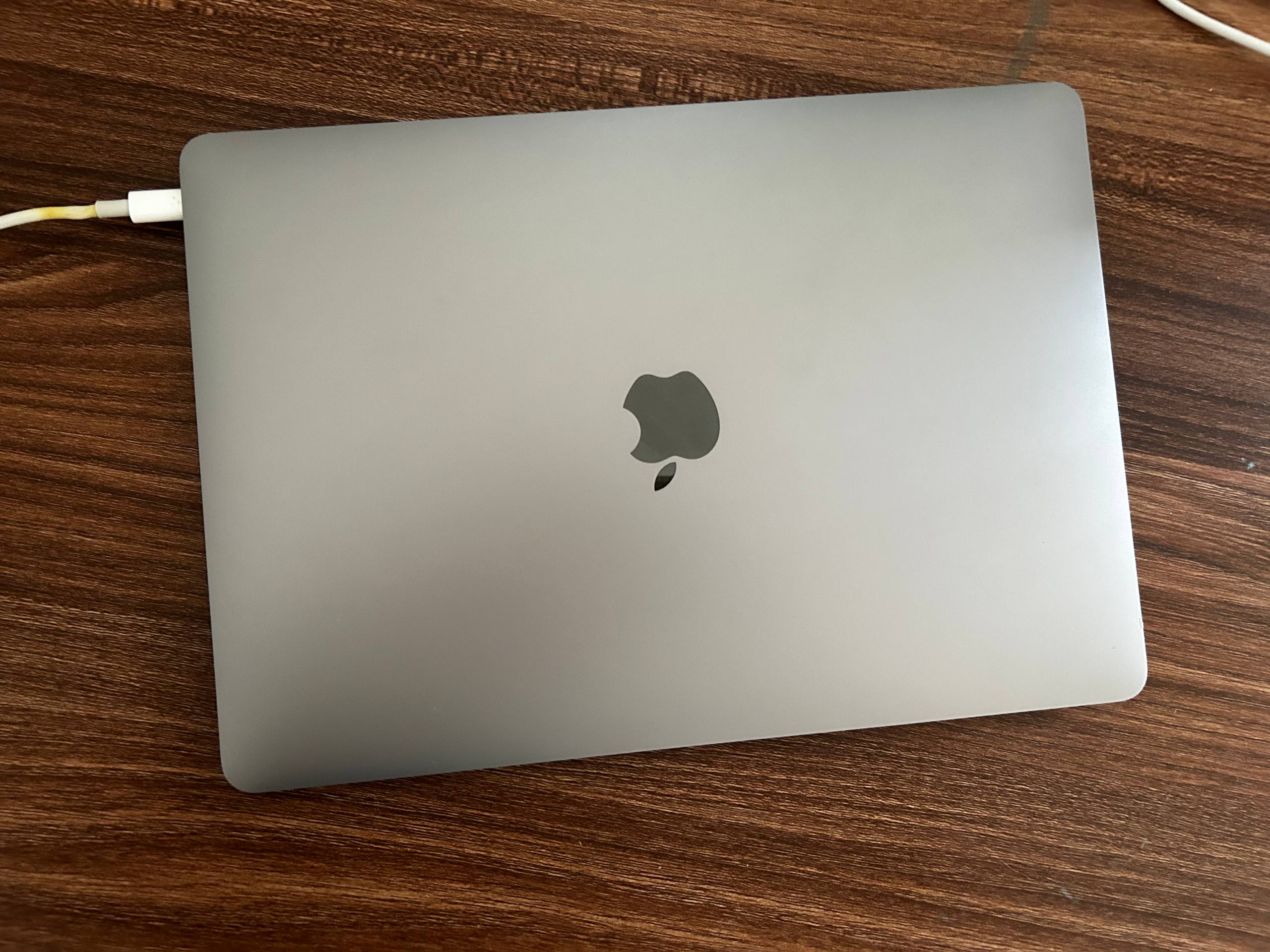 Фото 2: Продаётся MacBook Air 13 M1 (2020) Space Gray с 8 ГБ ОЗУ и 256 ГБ SSD.
