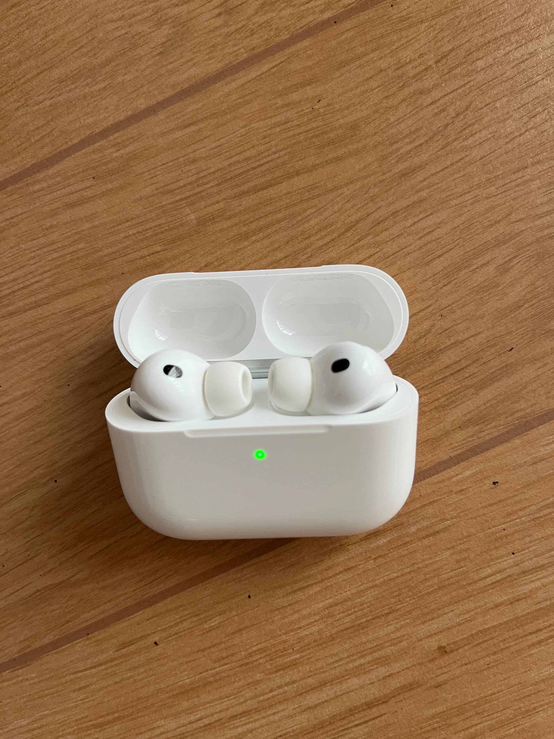 Фото 2: Продаются наушники AirPods Pro 3 в идеальном состоянии, полный комплект, кейс в подарок.