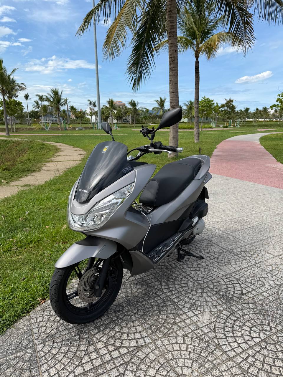 Продаётся Honda PCX 125 (Smart Key) 2017 года в хорошем состоянии, полностью исправен.