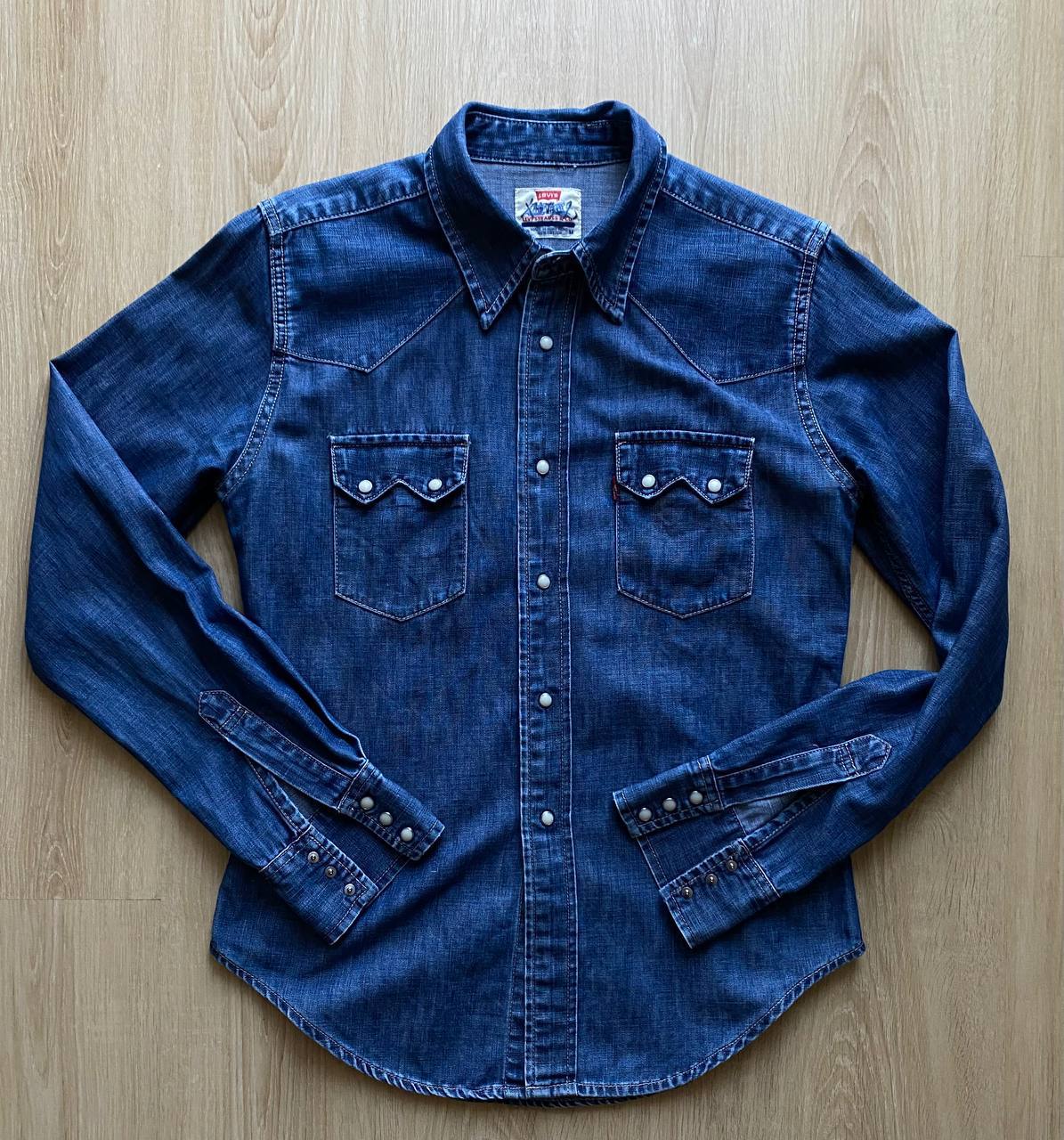 Фото 3: Продаю женскую одежду: кофта для фотосессии (50 000), рубашка Levi's (120 000), топ…