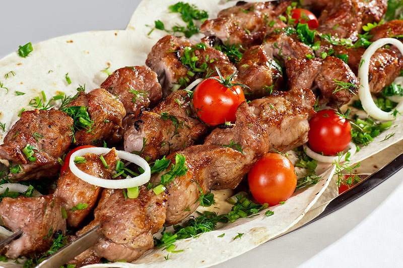 Предлагается шашлык на углях из свежего мяса