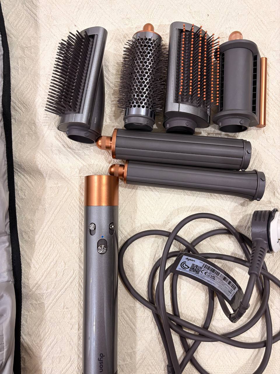 Фото 3: Продаётся оригинальный стайлер Dyson Airwrap HS05 Complete Long, купленный в М.Видео.