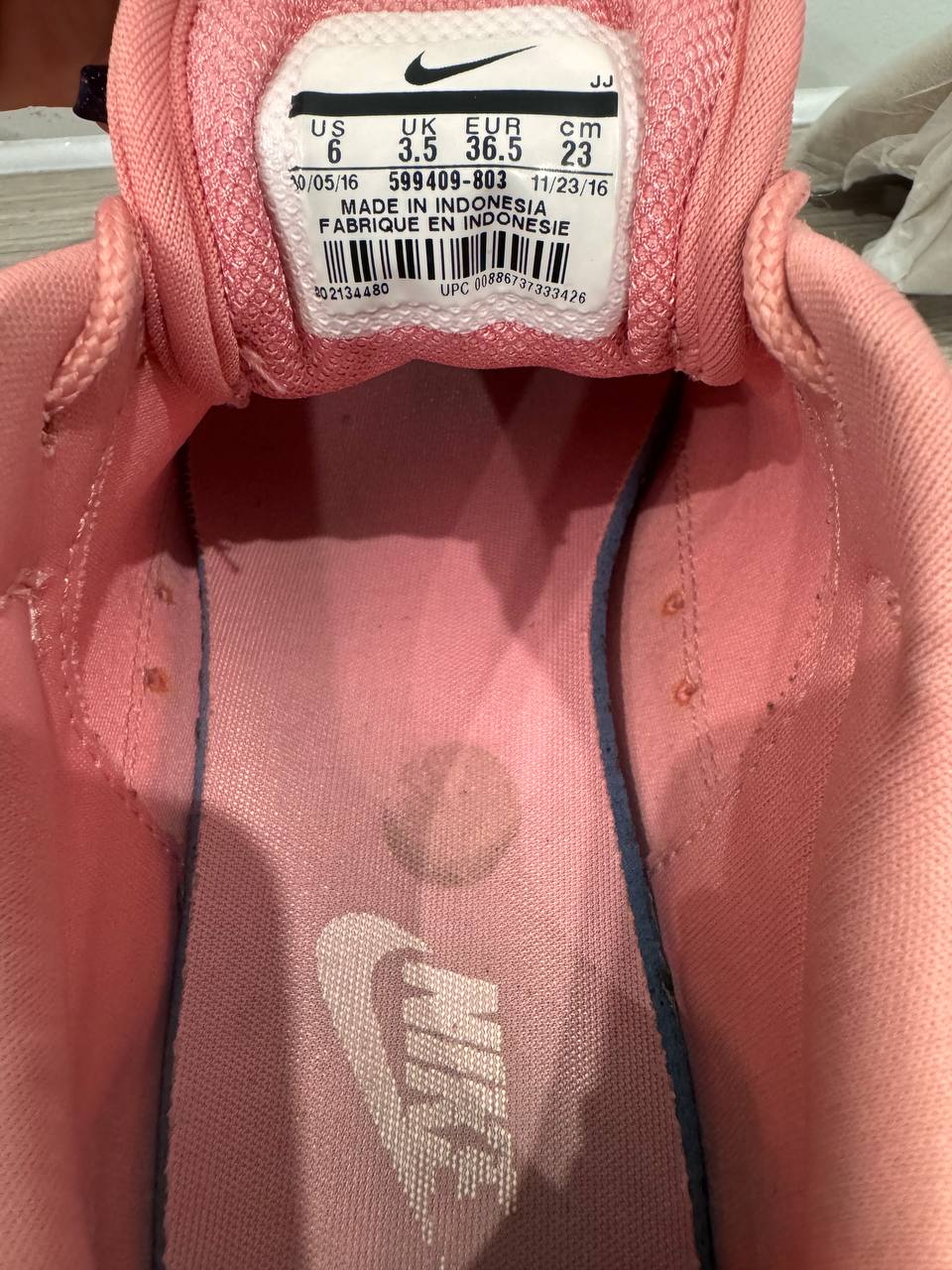 Фото 2: Продаются кроссовки Nike (оригинал, есть потертость на пятке) размер 35/36 за 200 000…