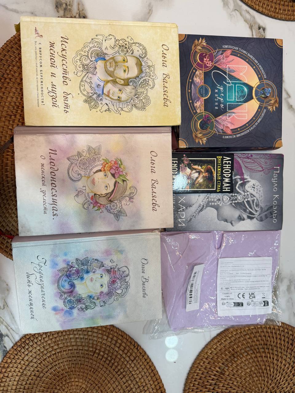 Продаются книги и новая шапка с гелевым охлаждением