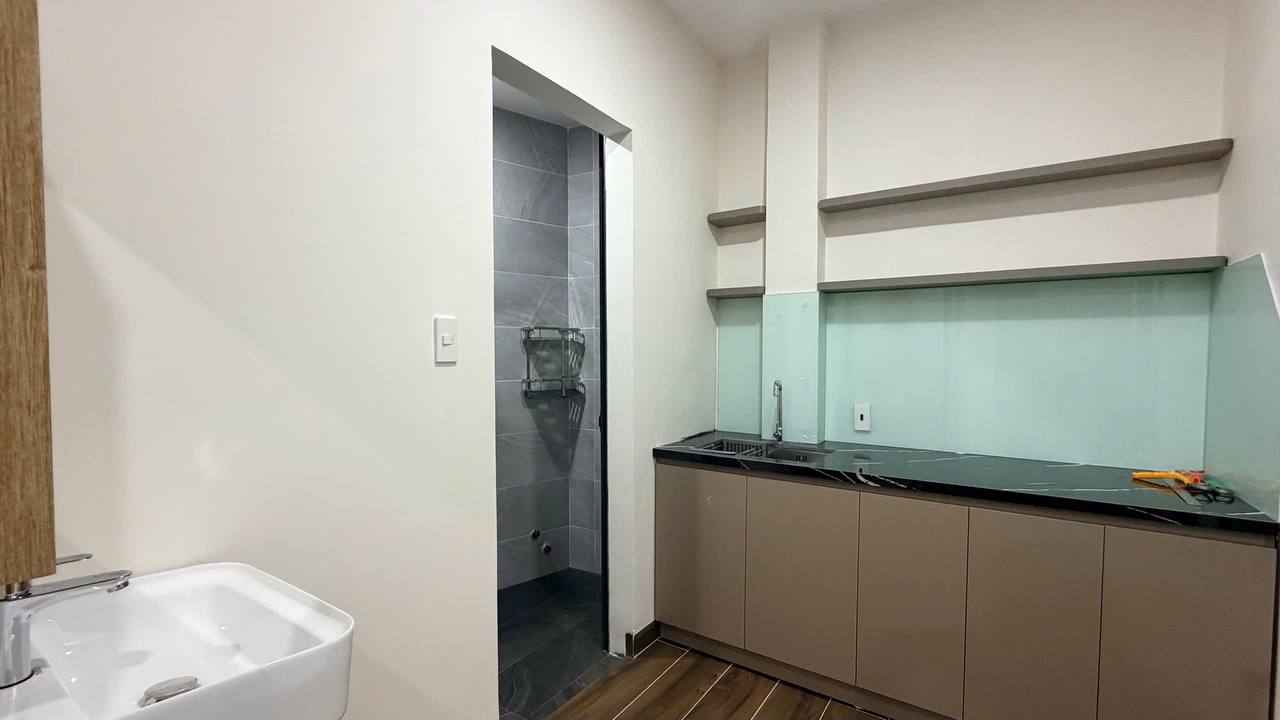 Фото 3: Сдаётся студия 35 м² с балконом на улице Hùng Vương в центре Нячанга.