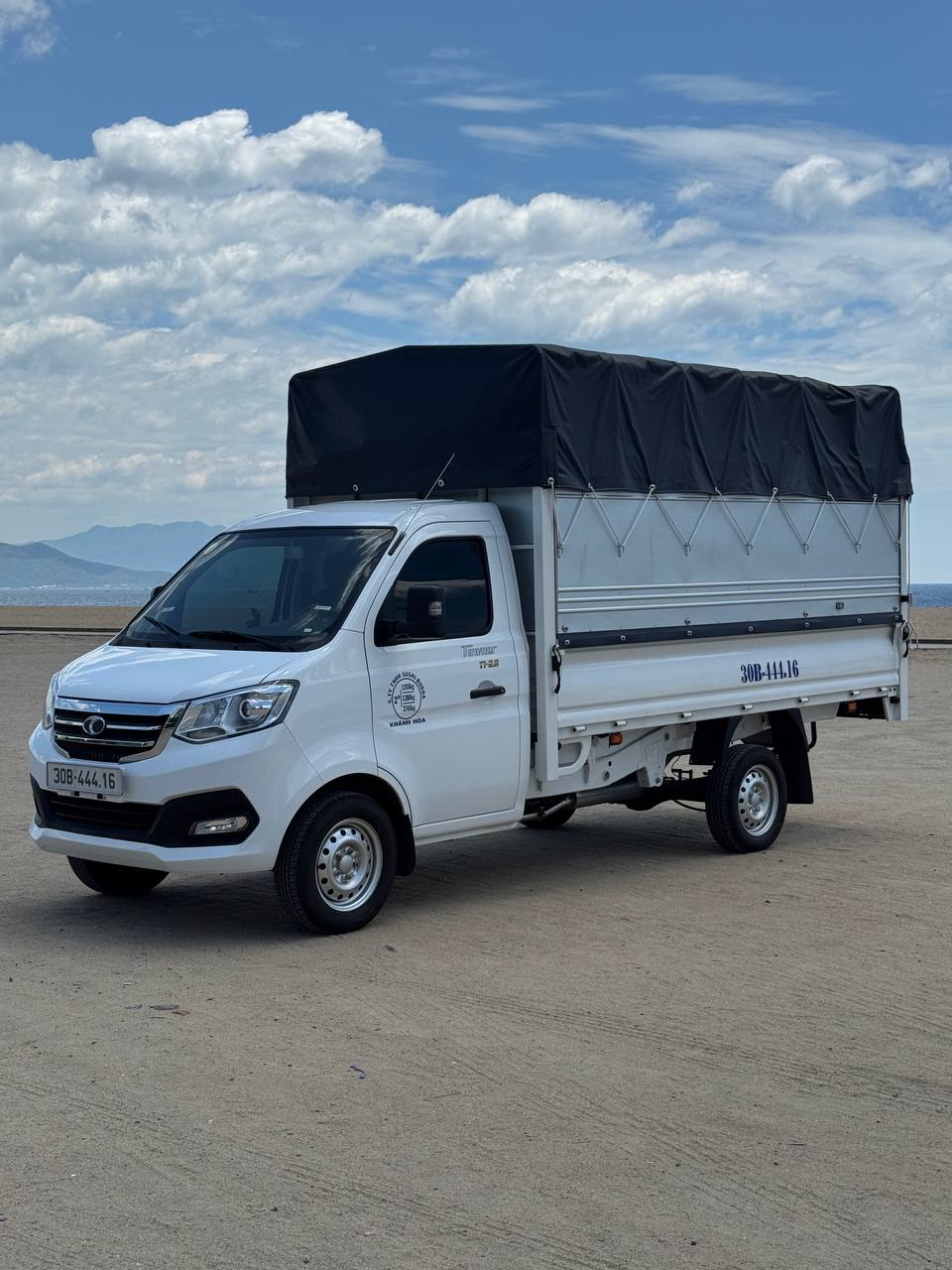 Сдаётся в аренду грузовик с тентованным кузовом THACO Frontier TF240, 2026 года выпуска.