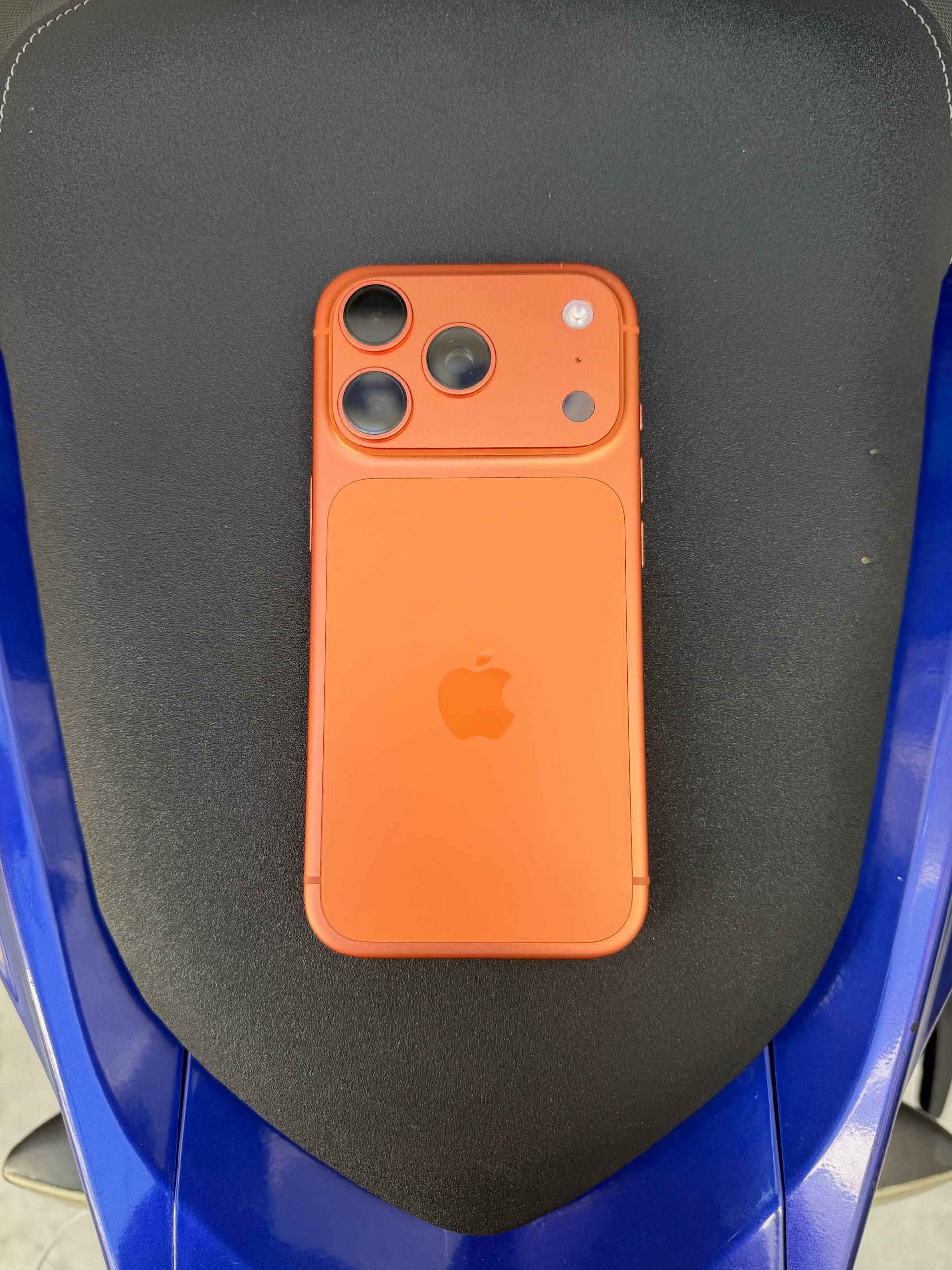 Фото 2: Продаю iPhone 17 Pro в отличном состоянии, использовался аккуратно в чехле с защитным…