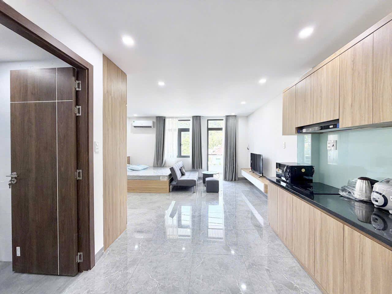 Фото 3: Просторная студия 45 м² с балконом, полностью меблирована, на 2-м этаже с лифтом.