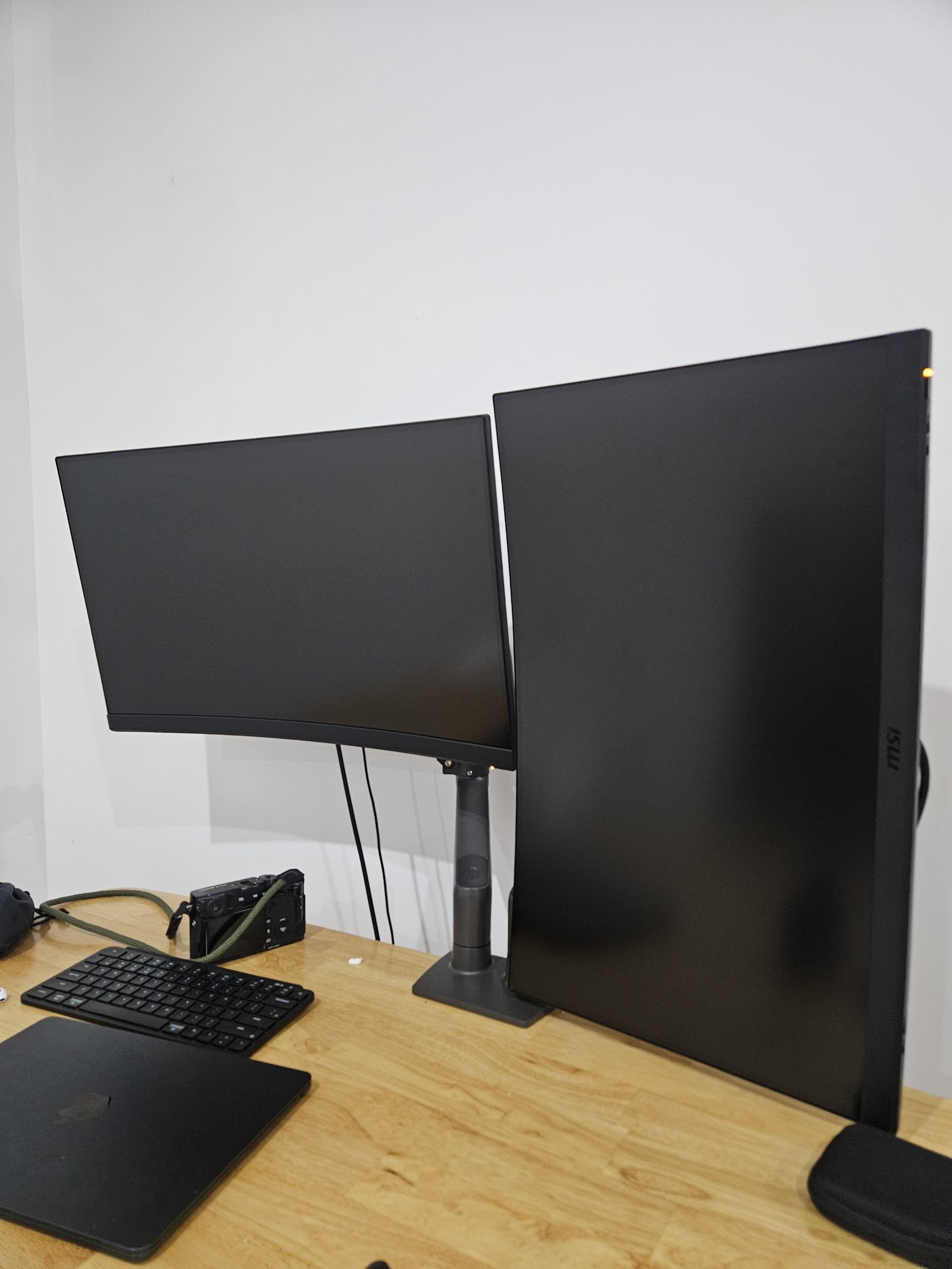 Продаются два монитора MSI OPTIX G27CQ4 27" 2K 165Hz FreeSync и подставка для двух…