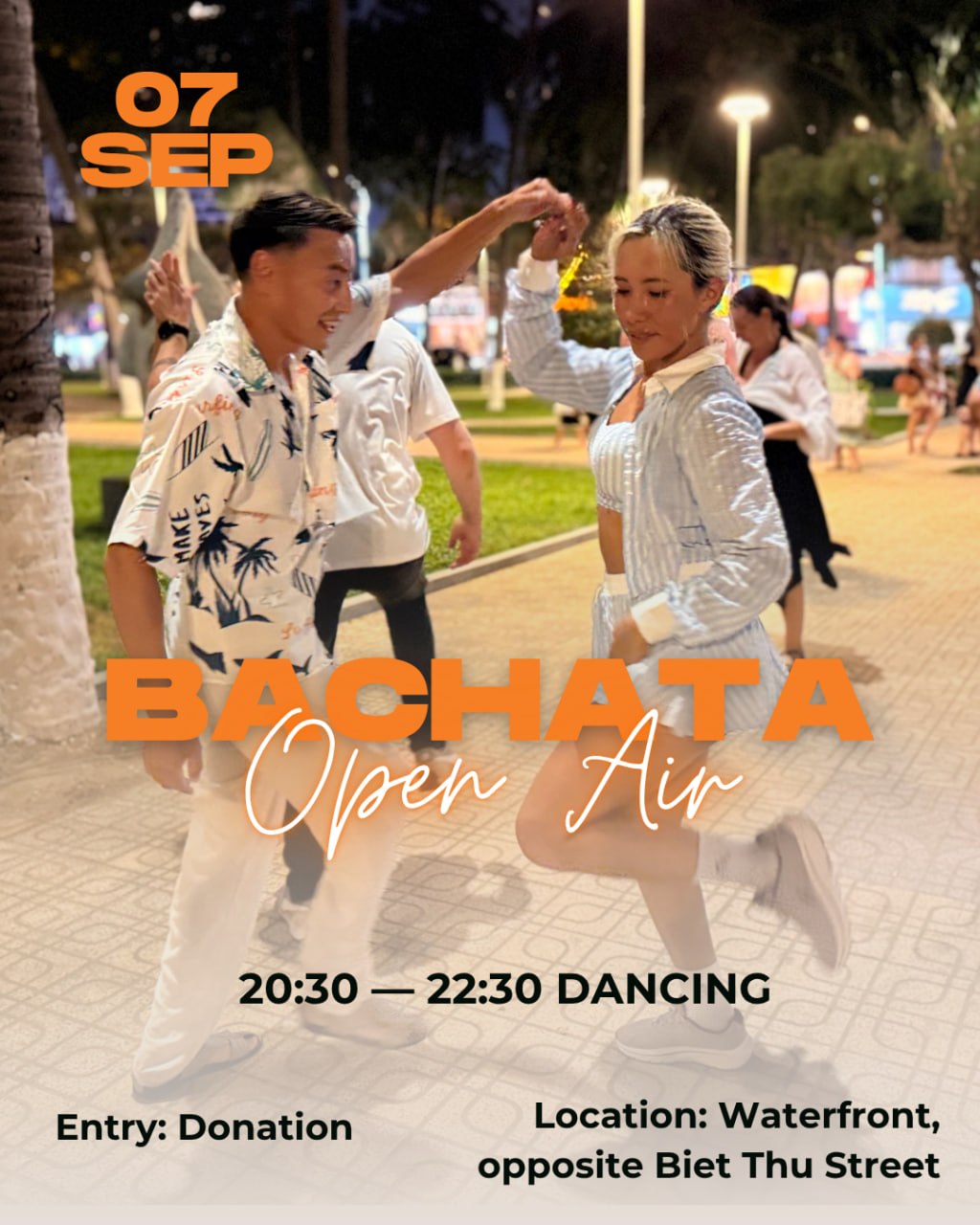 Вечер бачаты на открытом воздухе на набережной Нячанга, напротив улицы Biet Thu.