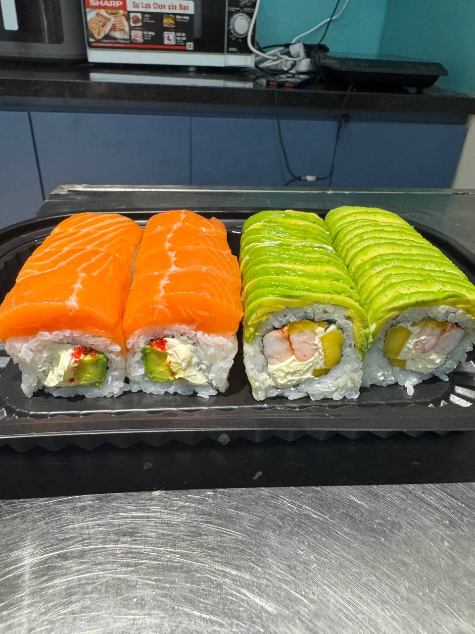Фото 3: Свежая рыба только что привезена, готовим вкусные суши из качественного лосося.
