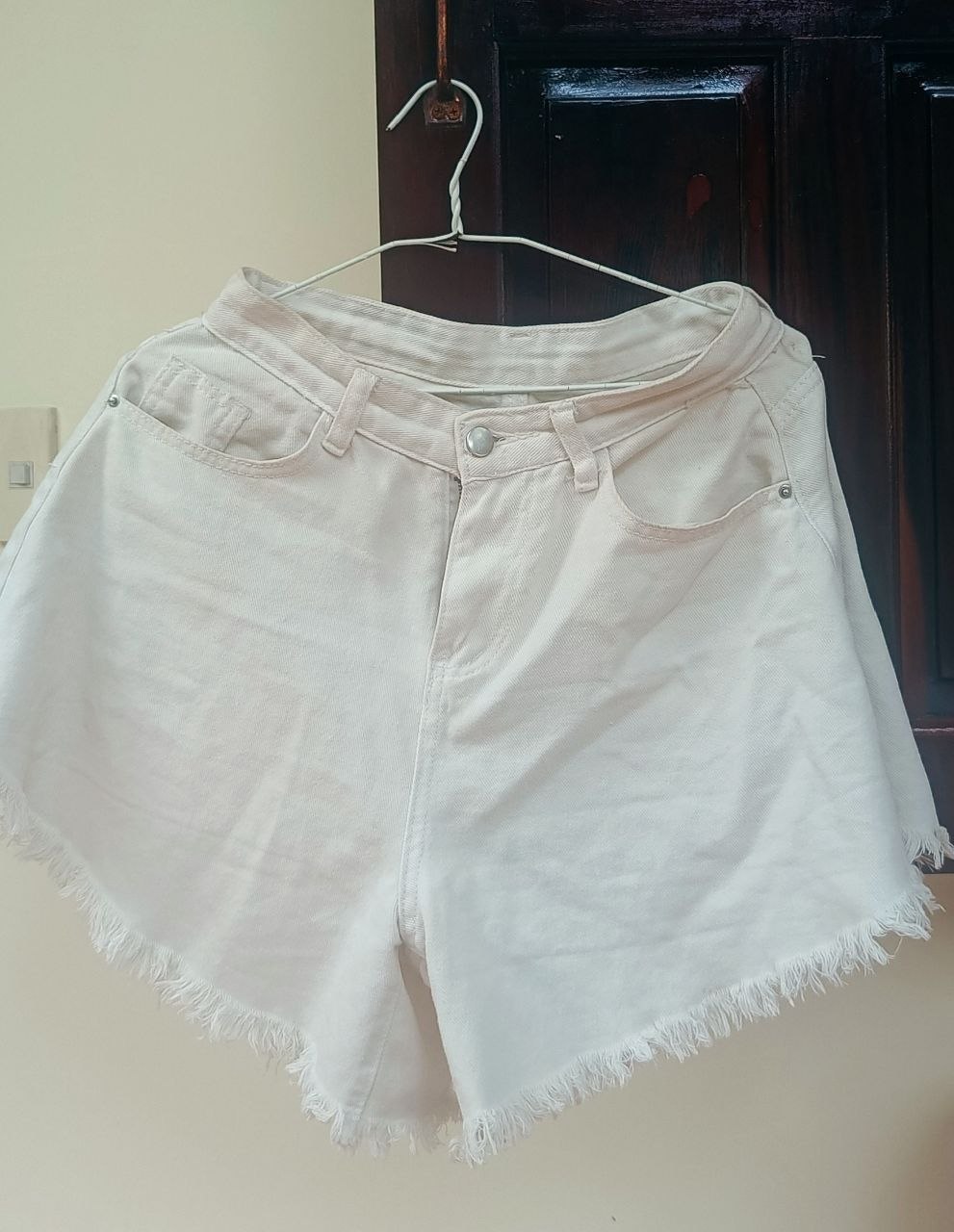 Продаются белые джинсовые шорты размера S/M за 70 тысяч, укороченная спортивная…