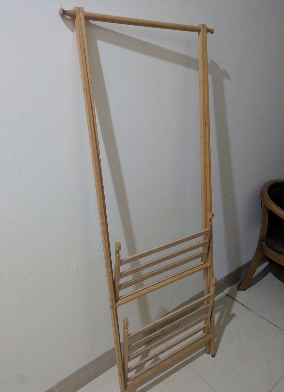 Продаются складная полка (лёгкая, можно увезти на байке) за 180 000 донгов, серый плед…