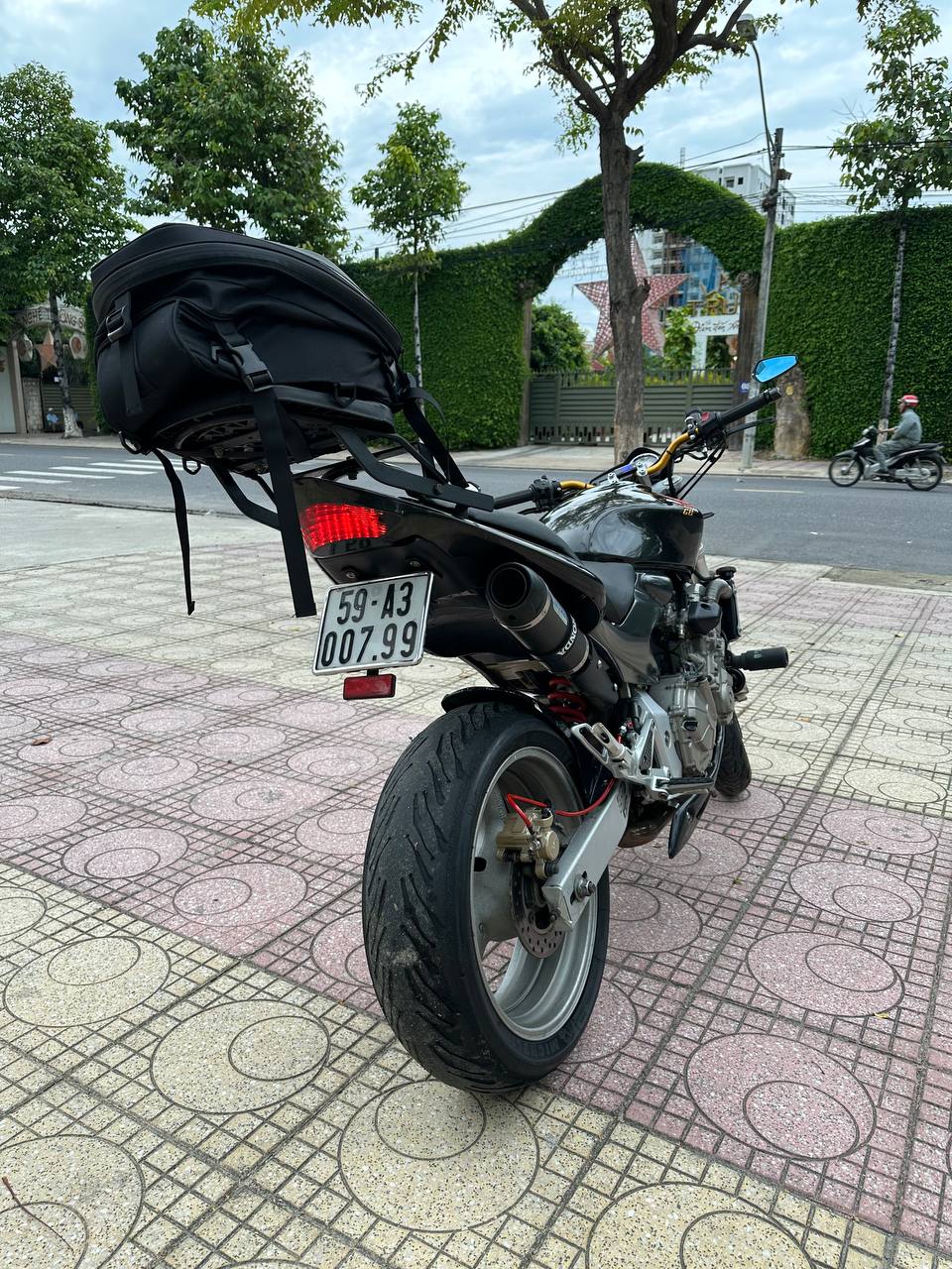 Фото 2: Продаётся Honda CB600F Hornet 2006 года, 95 л.с., масса 180 кг.