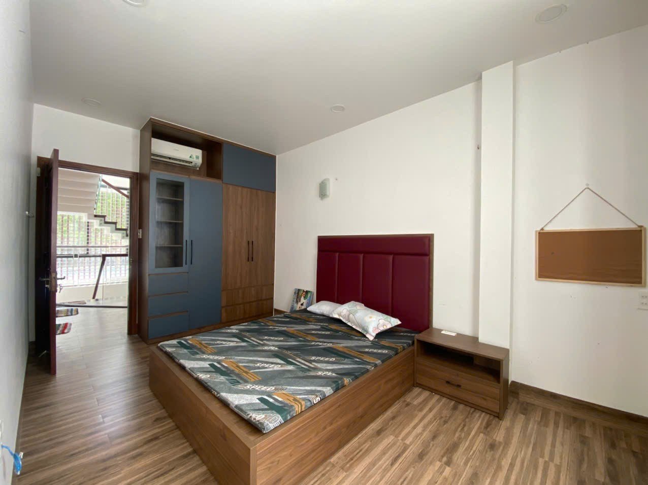 Фото 2: Сдаётся студия в районе Винь Тхай, площадь 30 м², спальная зона, кухня, санузел, окно.
