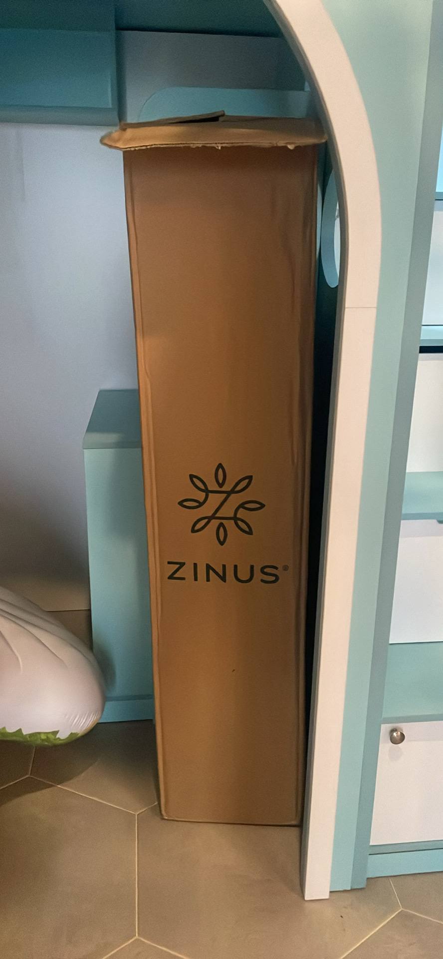 Продаётся абсолютно новый матрас Zinus, не использовался, только распа
