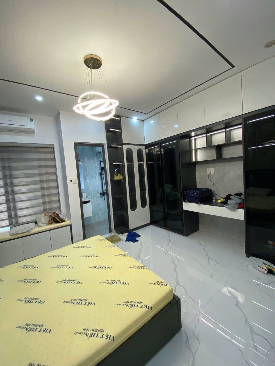 Сдаётся дом 3 этажа, 4 спальни, 4 санузла, площадь 90 м²