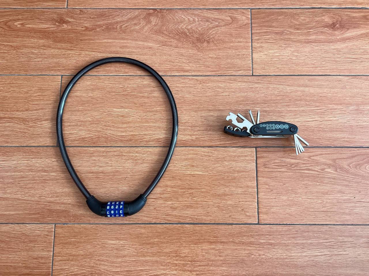 Распродажа вещей: велосипедный замок и мультитул с шестигранниками для