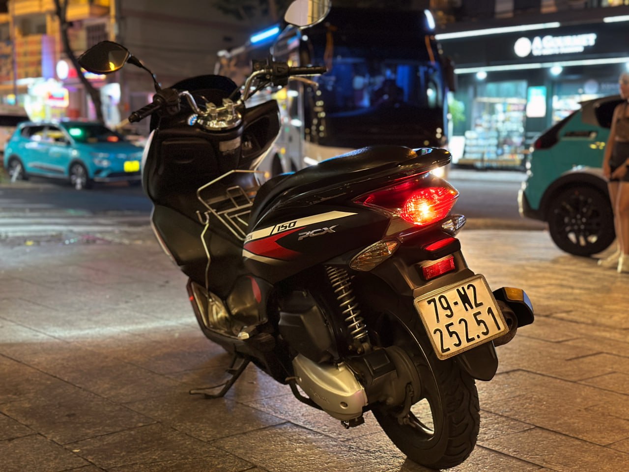 Фото 3: Honda PCX 2011 года, чёрный, пробег 65 000 км, объём 125 куб.см.