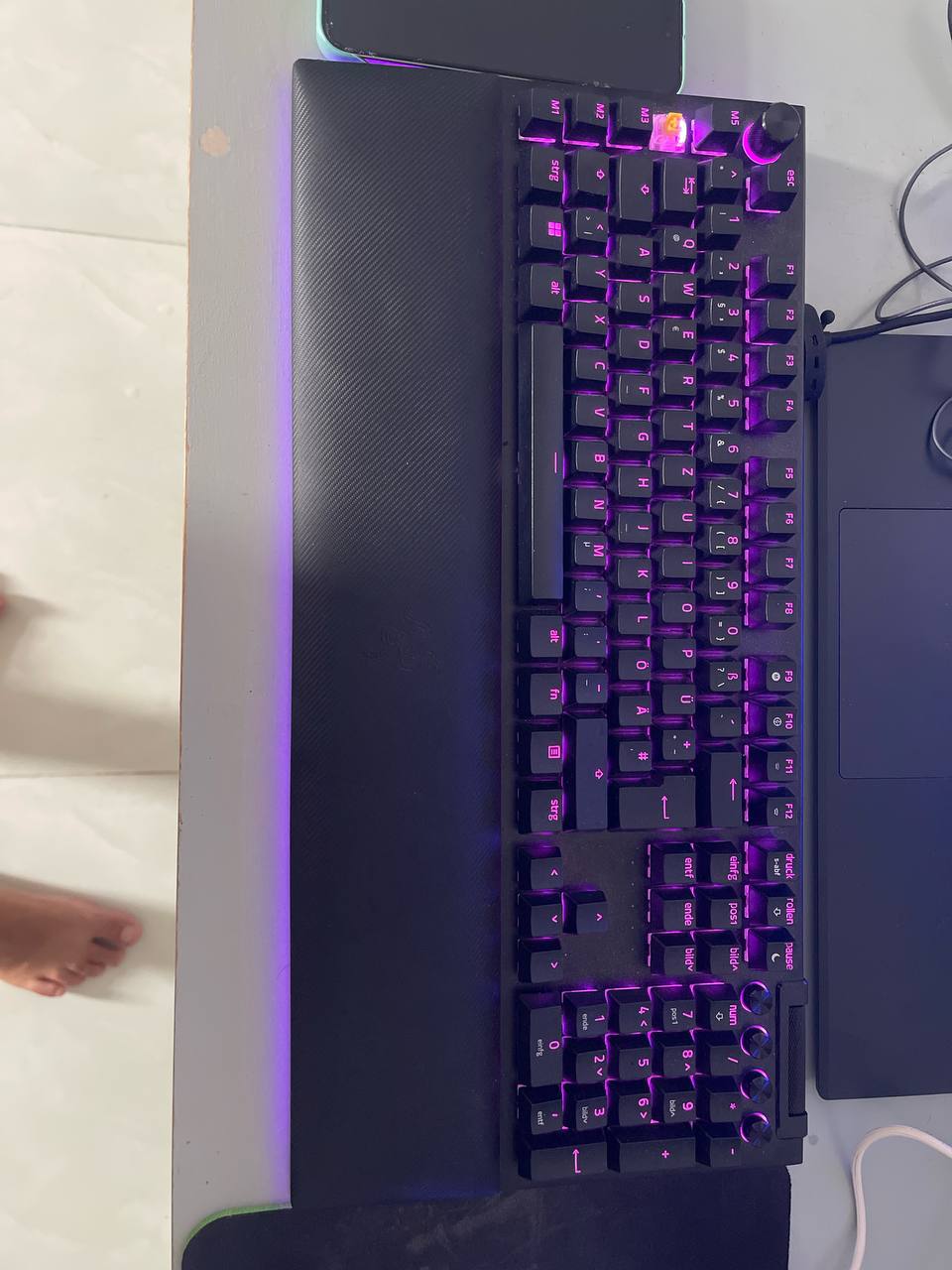 Фото 2: Продаётся профессиональная клавиатура Razer BlackWidow V4 Pro с подсветкой и мягким…