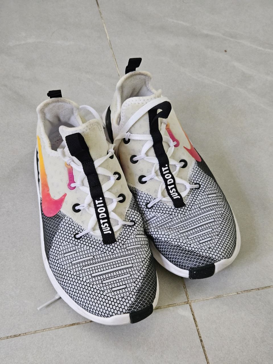 Отдаю бесплатно кроссовки Nike, которые сели после того, как забыла их на улице.