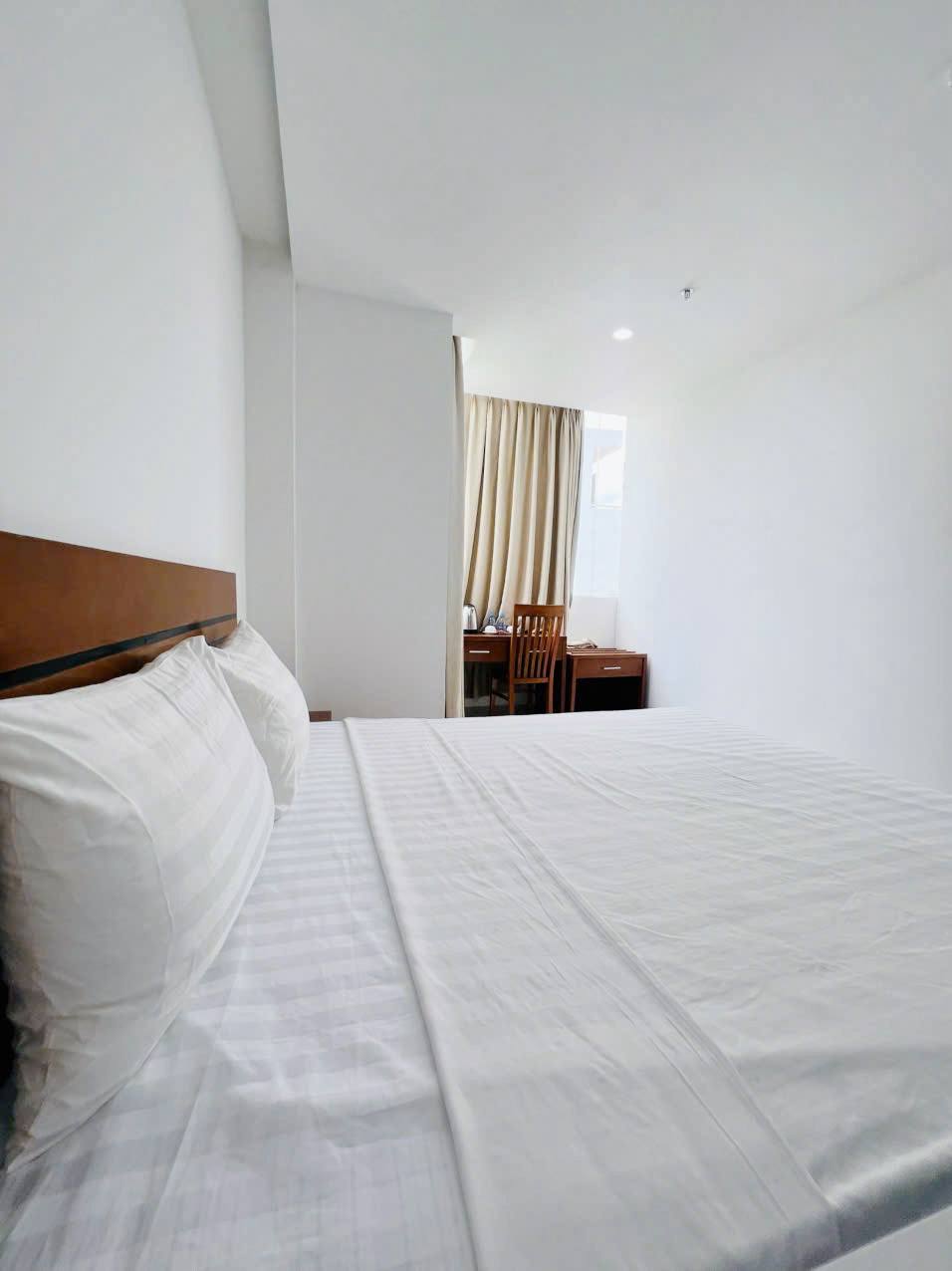 Фото 3: Сдаётся недорогая студия 20 м² на 4-м этаже с лифтом, с большой стеклянной дверью…