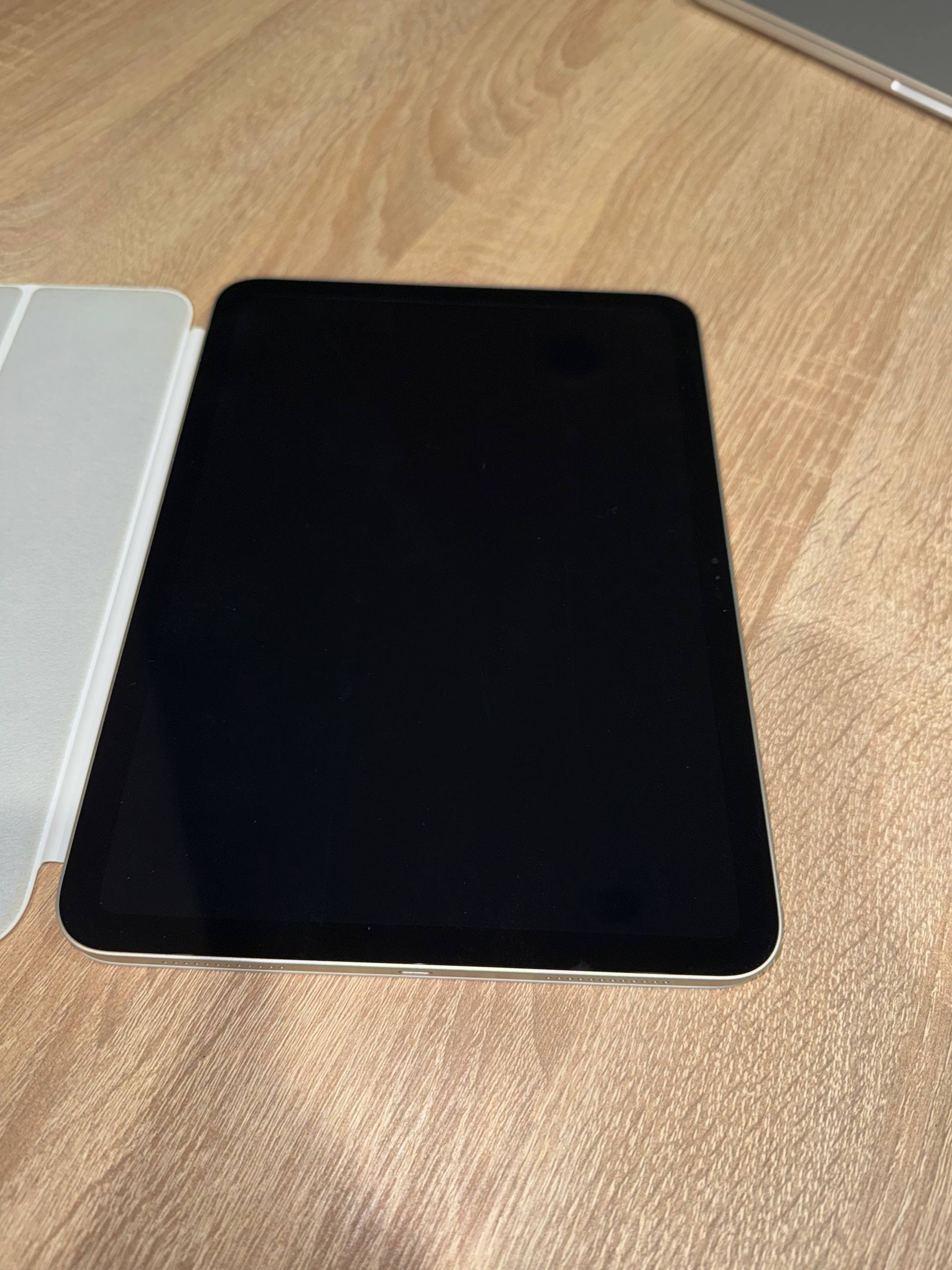 Фото 2: Продаётся iPad 10 (серебристый) в отличном состоянии