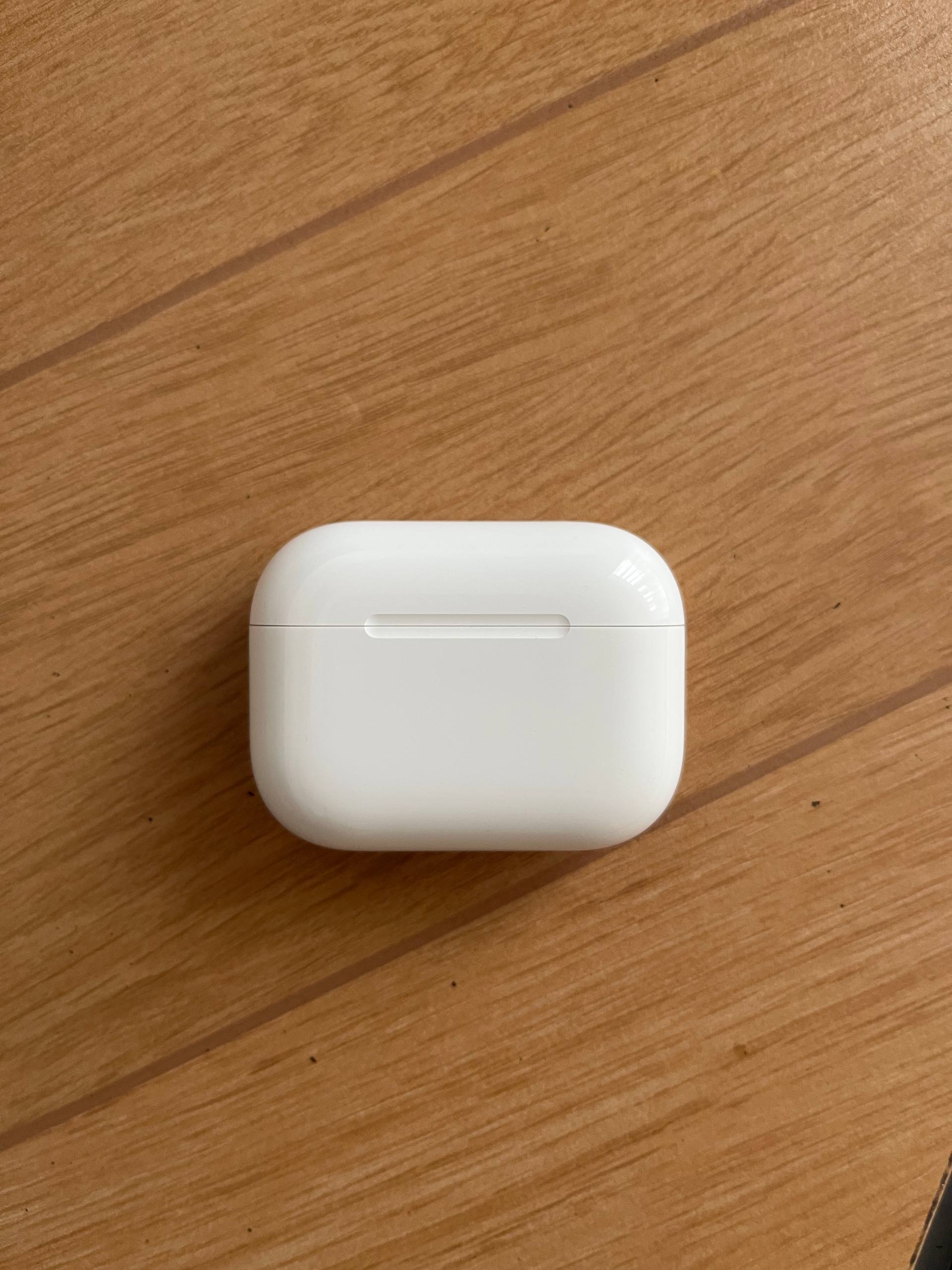 Продаются наушники AirPods Pro 3 в идеальном состоянии, полный комплект, кейс в подарок.