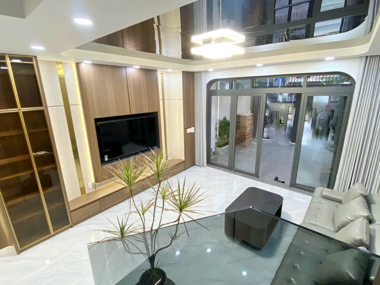 Сдаётся 4-этажный дом с лифтом, 270 м², 4 спальни, гостиная, кухня, внутренний двор.