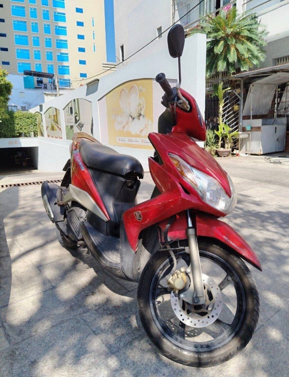 Продаётся скутер Yamaha Luvias 125cc 2011 года, синий, с документами (blue card).