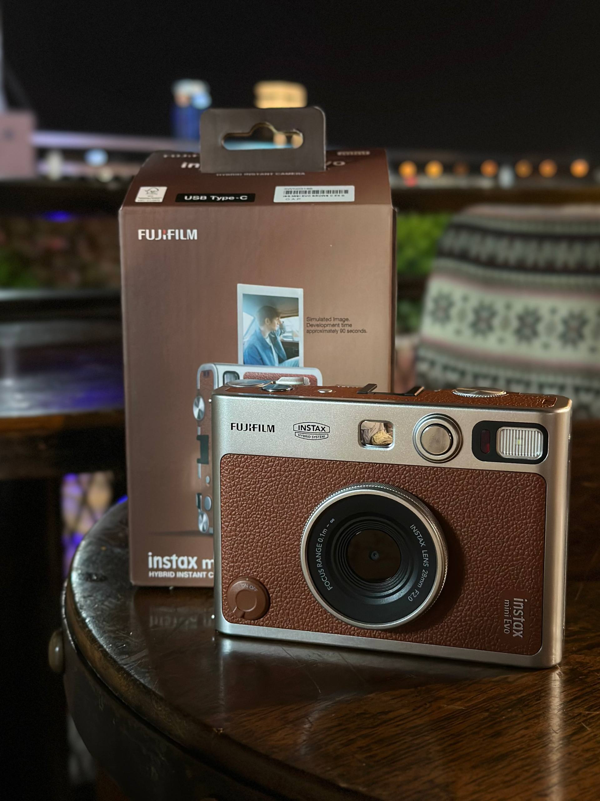 Продается камера Fujifilm Instax Mini Evo в коричневом цвете в отличном состоянии.