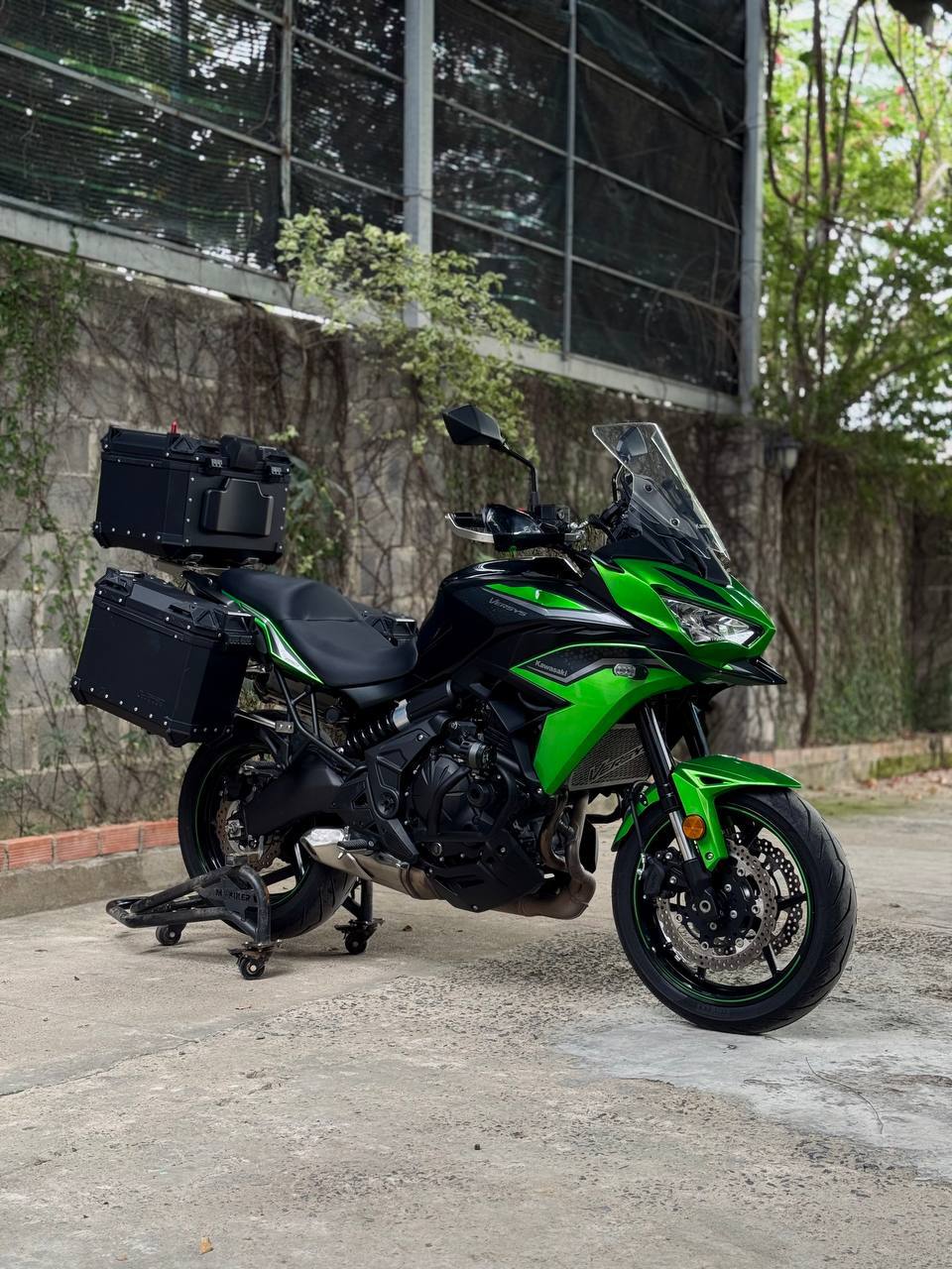 Срочно продаётся мотоцикл Kawasaki Versys 650cc 2024 года с пробегом 11 000 км.