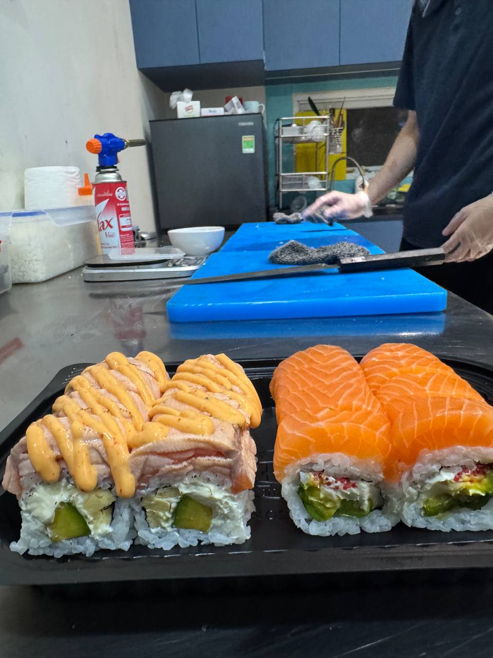 Свежая рыба только что привезена, готовим вкусные суши из качественного лосося.