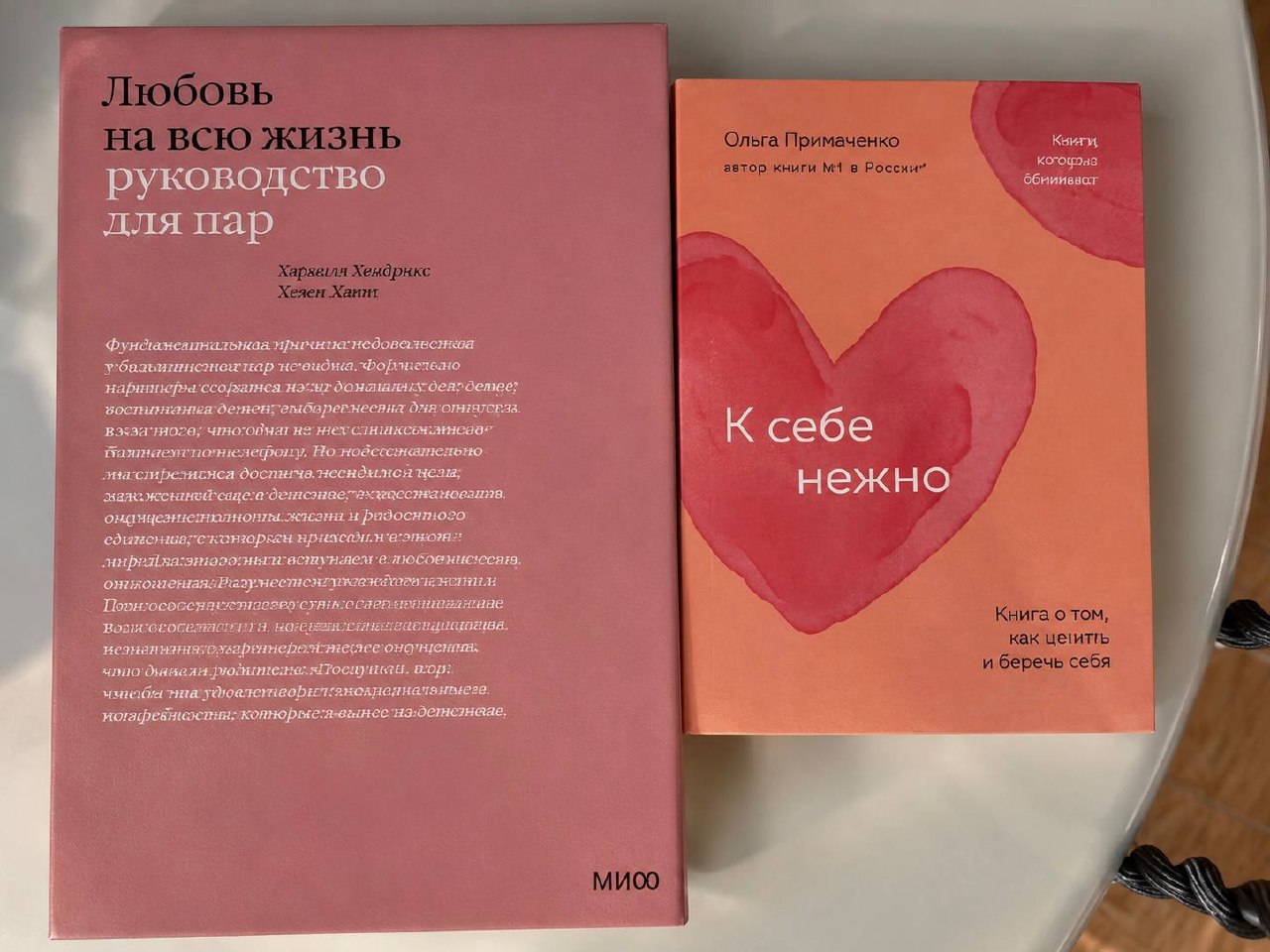Продаются книжки по 100 000 вьетнамских донгов