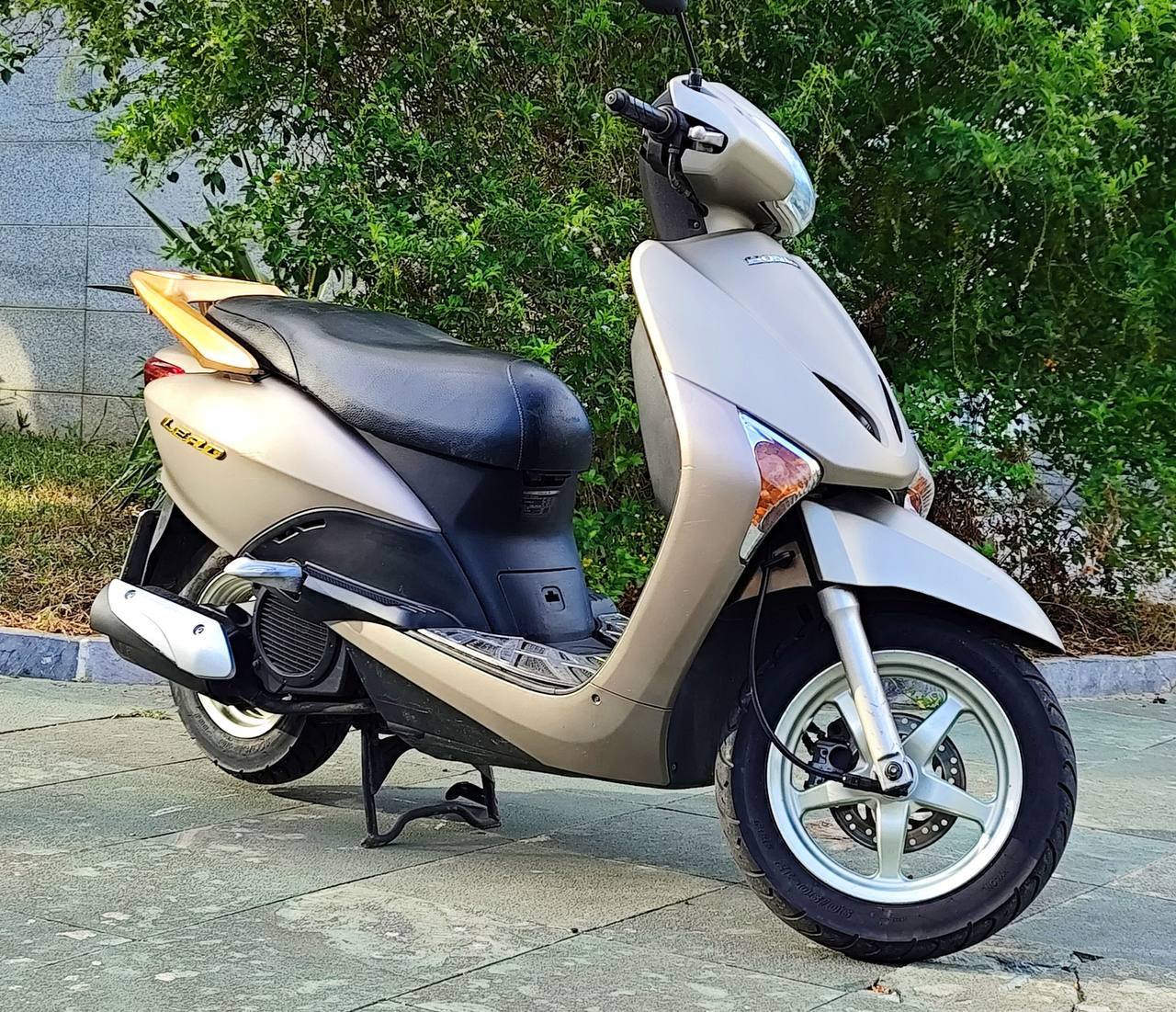 Фото 2: Продаётся скутер Honda Lead 2012 года выпуска, произведённый в Японии.