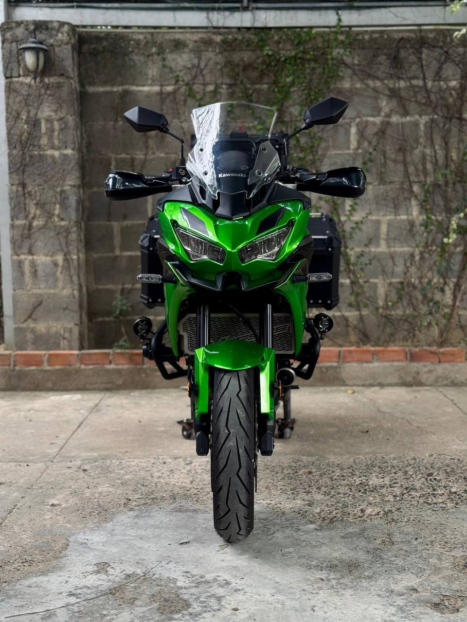Фото 2: Срочно продаётся мотоцикл Kawasaki Versys 650cc 2024 года с пробегом 11 000 км.