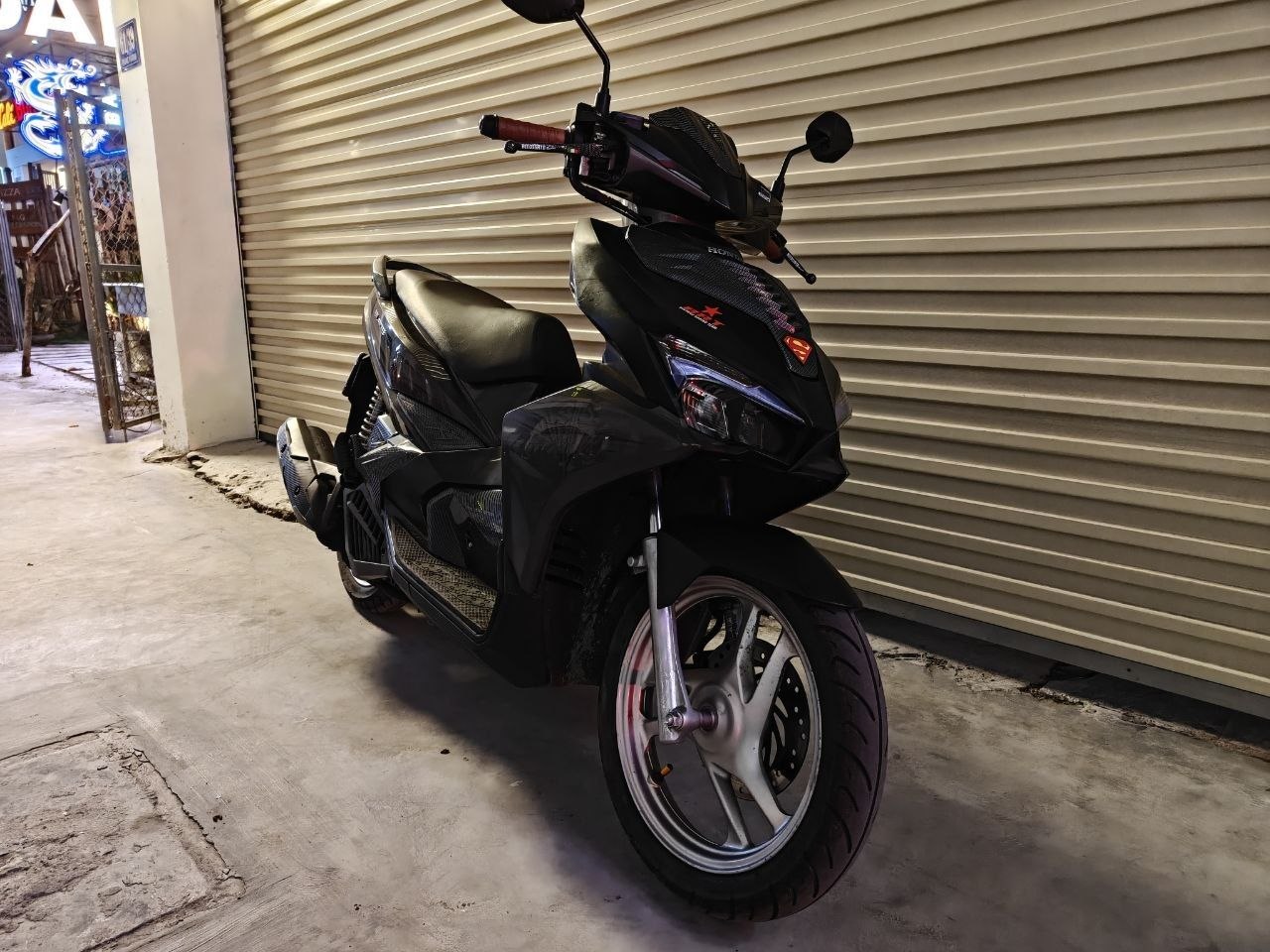 Продаётся Honda AirBlade 125, полностью обслуженный городской скутер