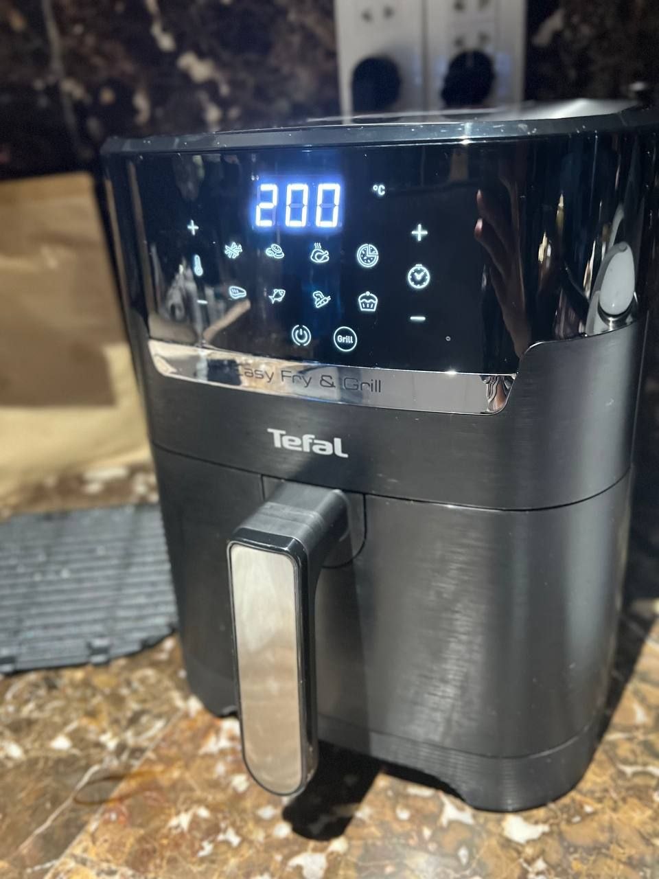 Продаётся аэрогриль Tefal EY505815 объёмом 4.2 литра.
