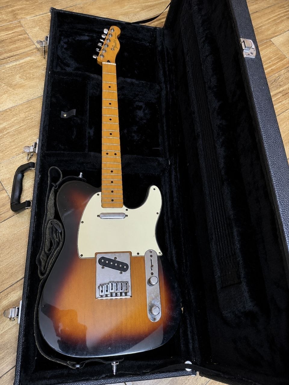 Продаю два музыкальных инструмента: Fender Telecaster 2016 года (сделано в Мексике) с…