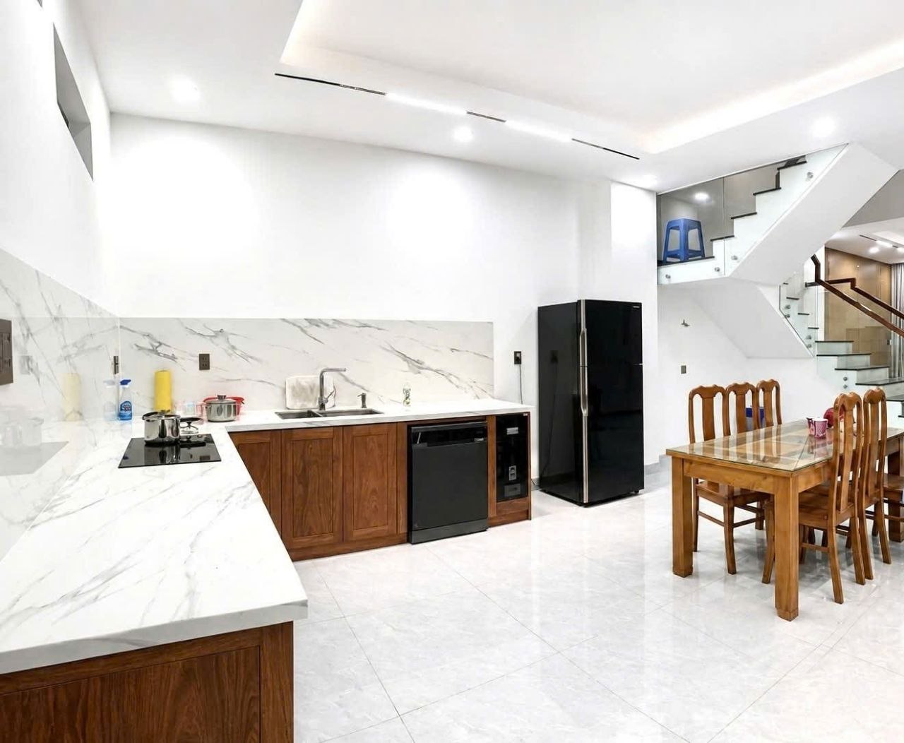 Фото 3: Просторный дом в районе Ми Гиа, площадь 270 м², 4 спальни, 5 ванных комнат.