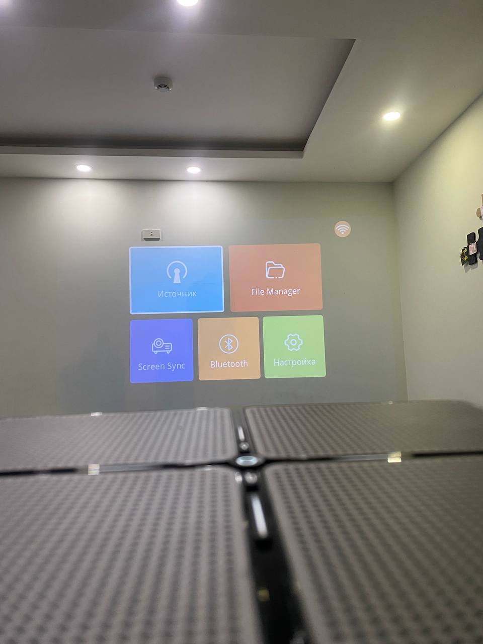 Фото 2: Проектор Westinghouse WiFi Full HD в отличном рабочем состоянии, подходит для фильмов и…