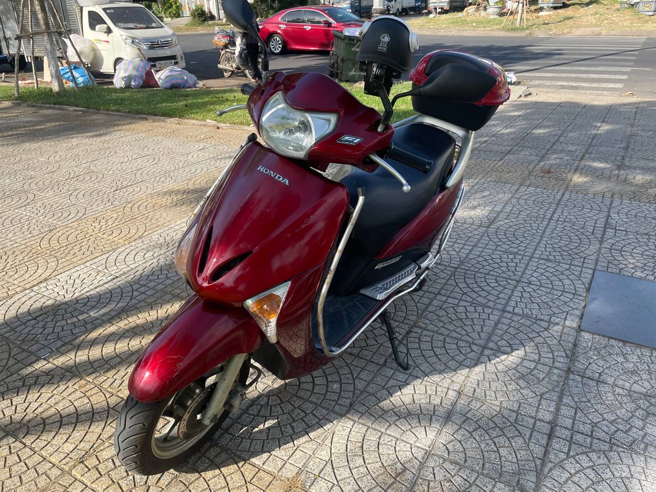 Продаётся скутер Honda Lead 110cc 2009 года с инжекторным двигателем.