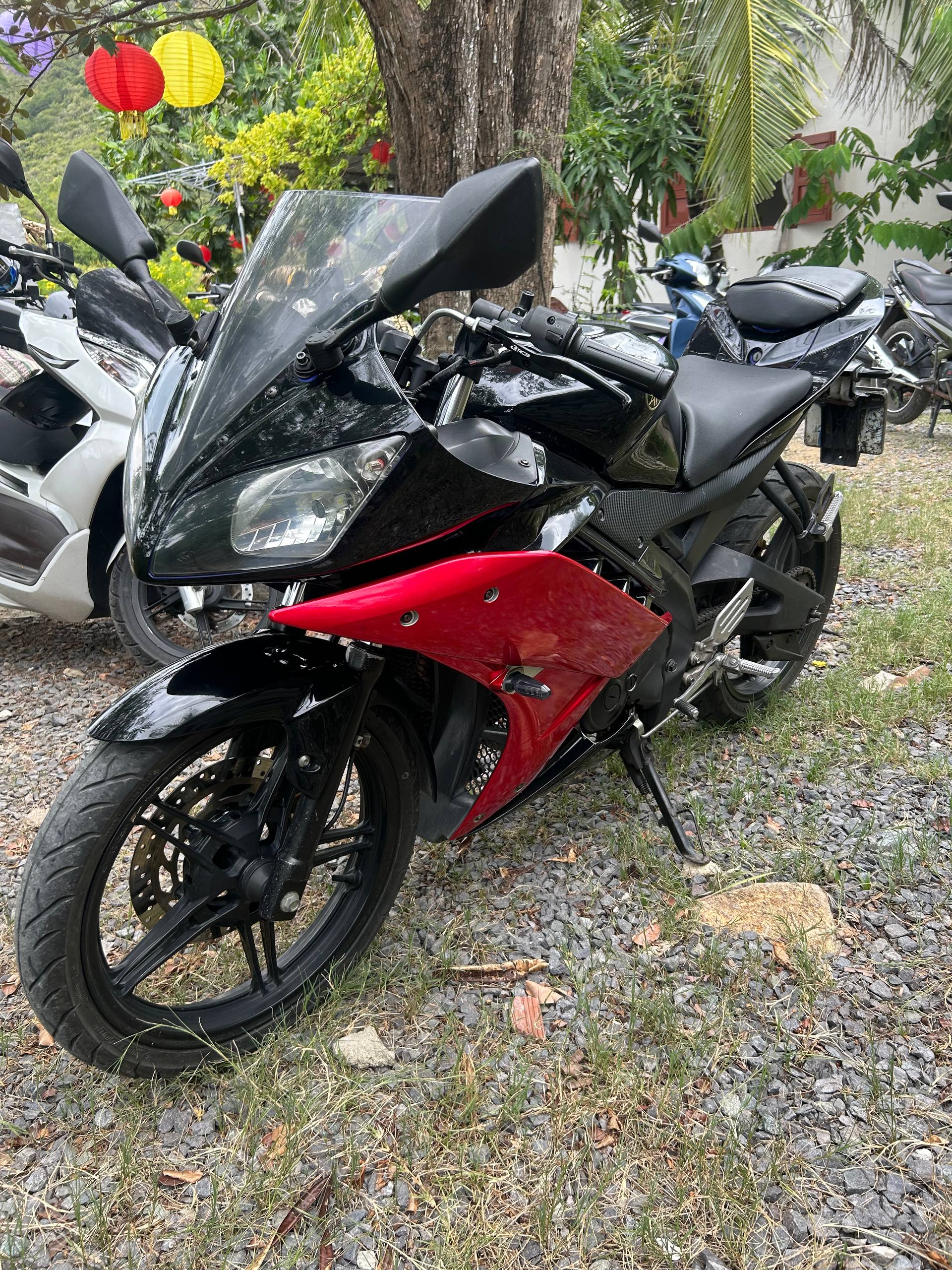 Продаётся спортивный мотоцикл Yamaha R15 V2 2015 года, 150cc, 6 передач, 4-тактный.