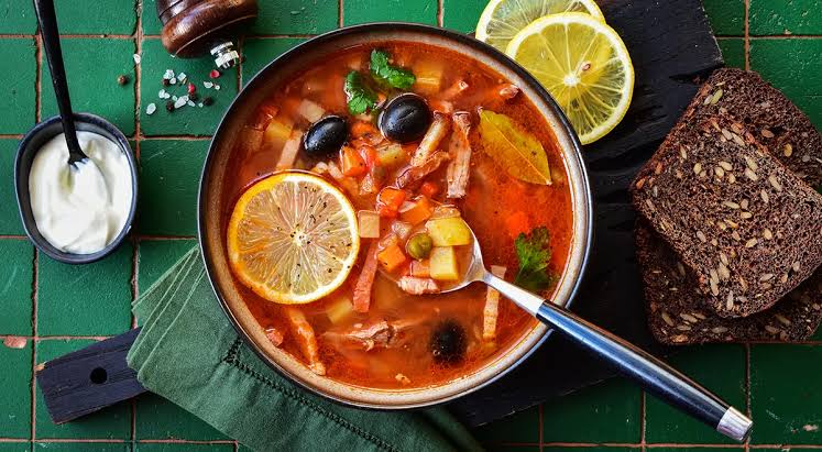 Русская кухня с доставкой на дом: борщ, пельмени, котлеты, оливье, блины и другие блюда.