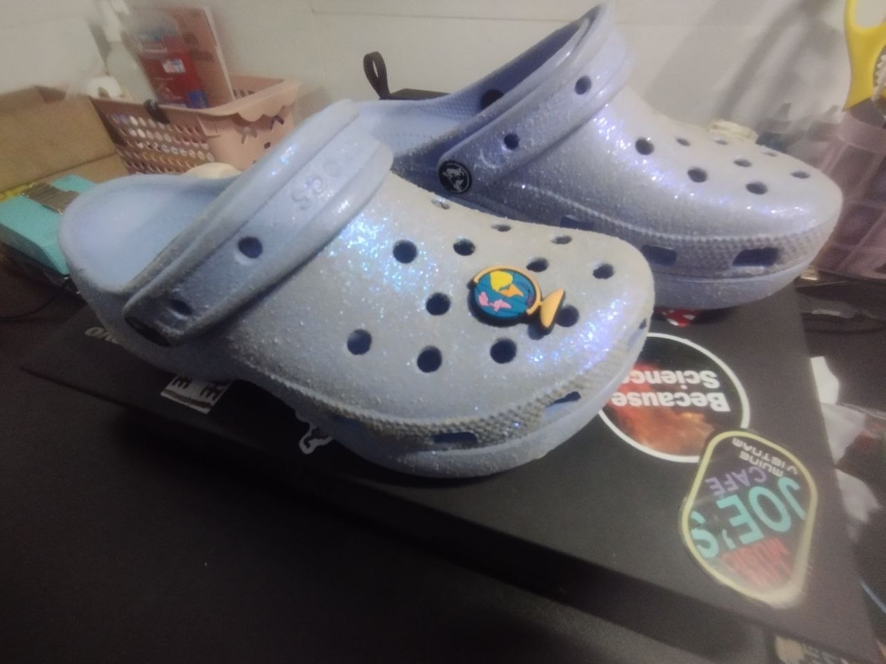 Продаются оригинальные Crocs Classic Glitter в отличном состоянии, размер W6 (36-37), с…