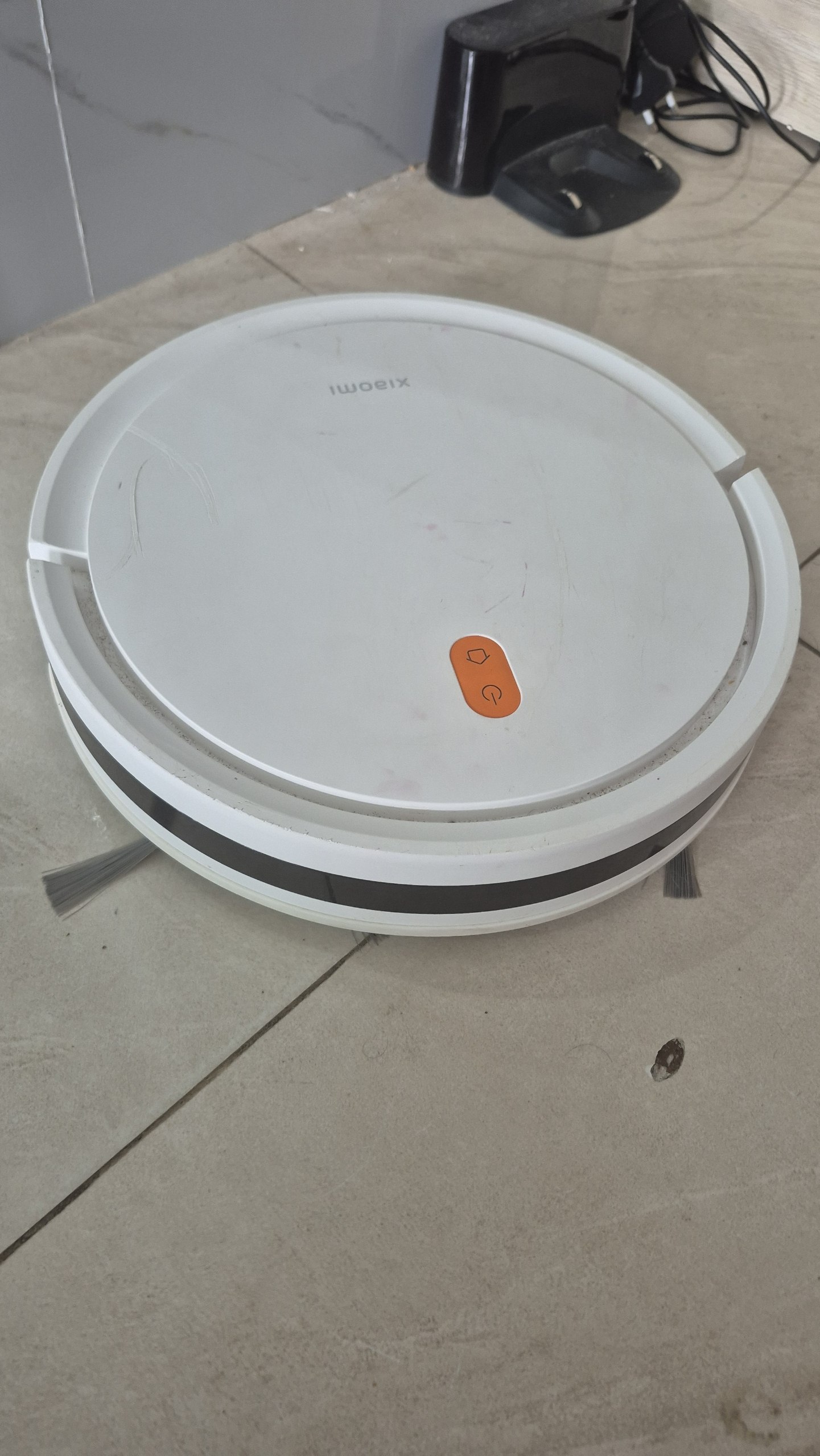 Робот-пылесос Xiaomi Vacuum E5, все функции работают, несмотря на внешний вид.