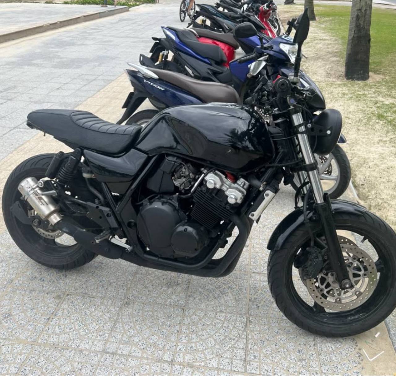 Фото 2: Продаётся Honda CB400 VTEC 2003 года, 4 цилиндра, карбюратор, кастом