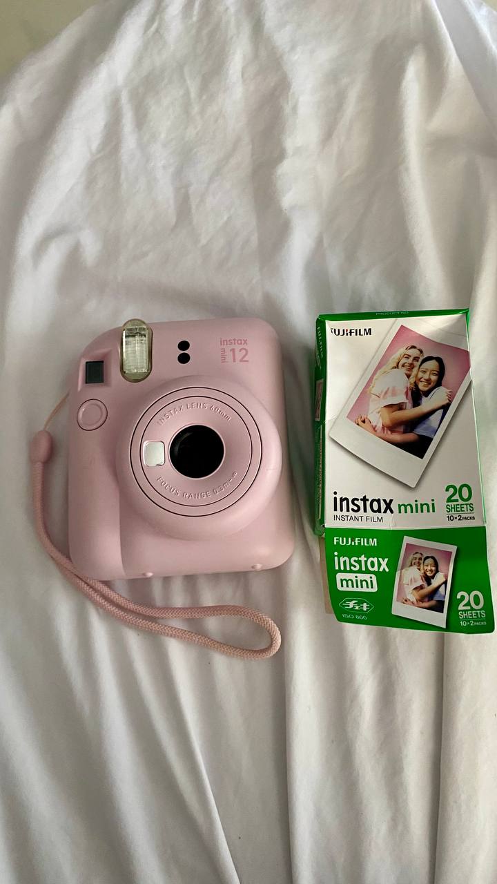 Продаю фотоаппарат моментальной печати Fujifilm Instax Mini 12 в отличном состоянии…