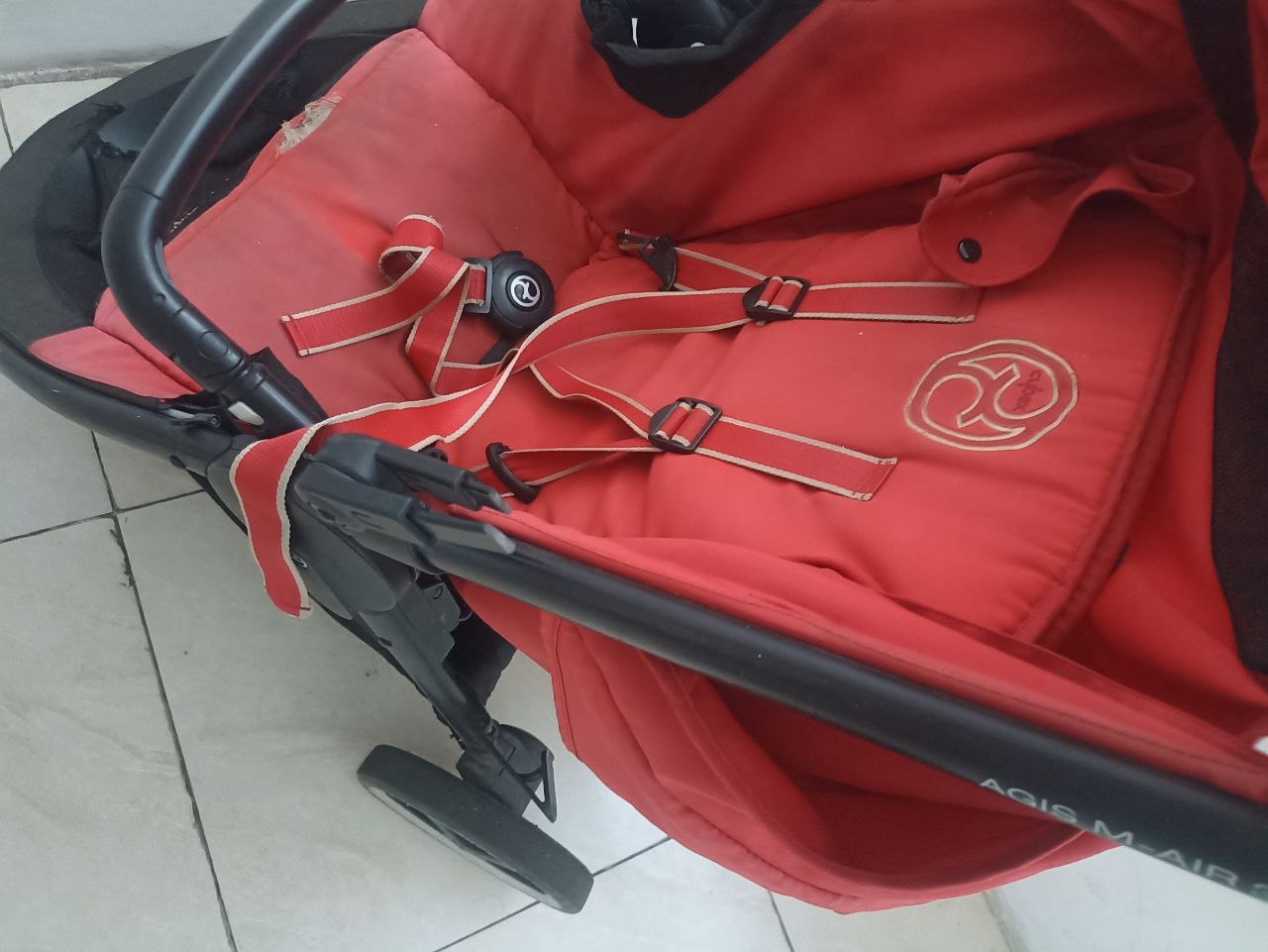 Фото 3: Продаётся коляска Cybex, бывшая в употреблении, побывала в пяти странах.