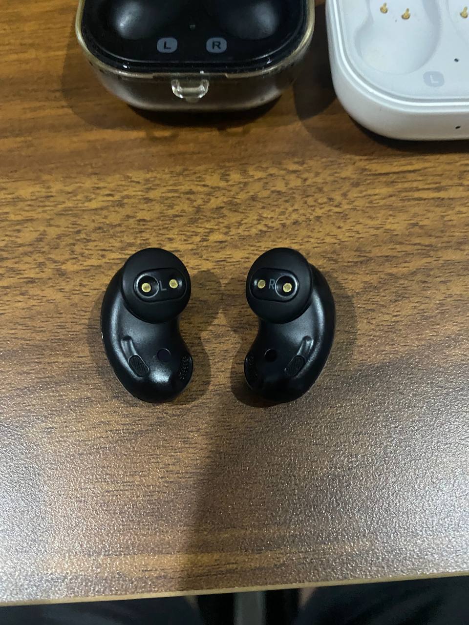 Фото 2: Продаются наушники Galaxy Buds Live в хорошем состоянии, в комплекте два чехла (второй…